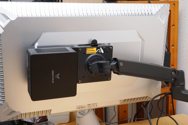 このVESAマウントを利用して、27UD58-Bの背面に取り付けたときと同じ手順でミニPCを固定すれば作業は終了