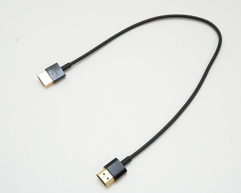 これは手順とは異なるが、20～30cmと短いディスプレイ接続用ケーブルを用意しておくと、ミニPCと液晶モニター周辺がスッキリと整理しやすくなる