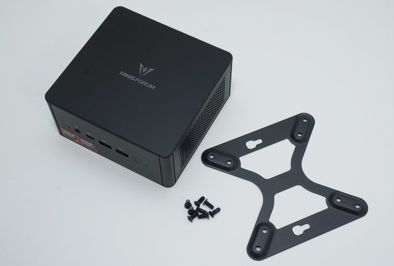 EliteMini UM890 Pro(左)とVESAマウント用プレート。必要なネジも同梱される