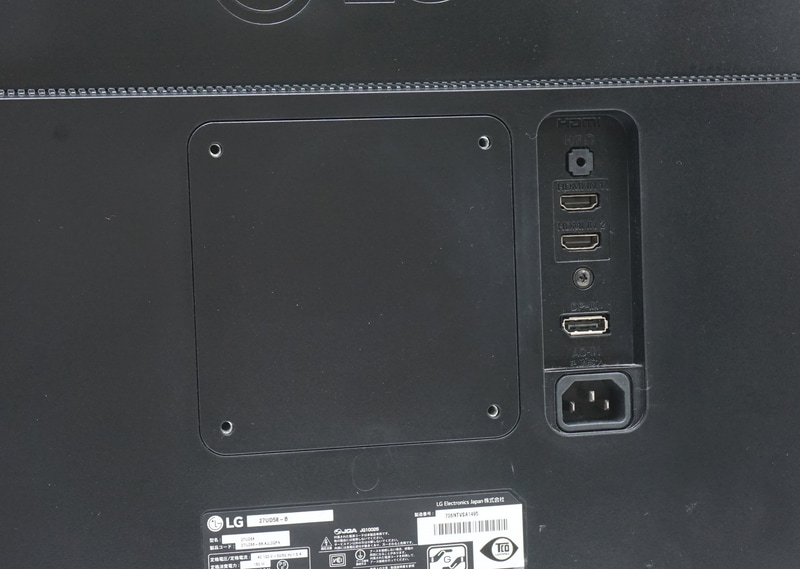 27UD58-Bの背面にあるVESAマウント穴。100×100mmの規格に対応している