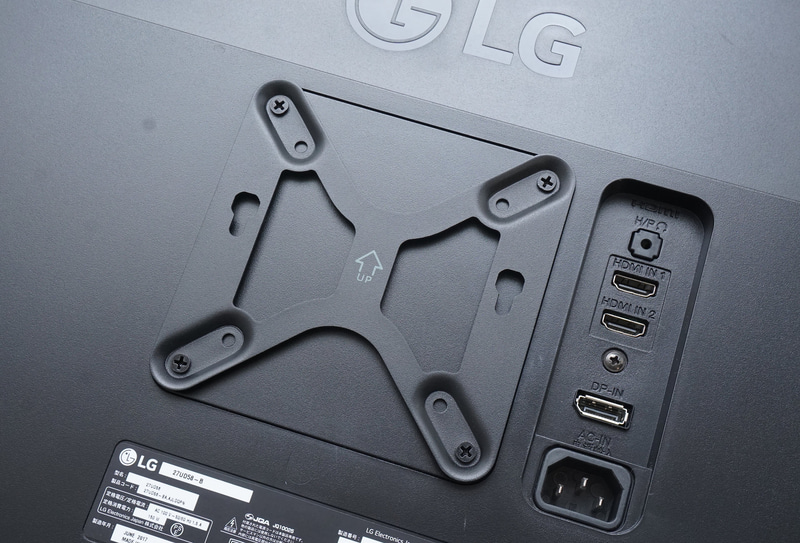 VESAマウントに、EliteMini UM890 Pro付属のVESAマウント用プレートを同梱のネジを使って固定する