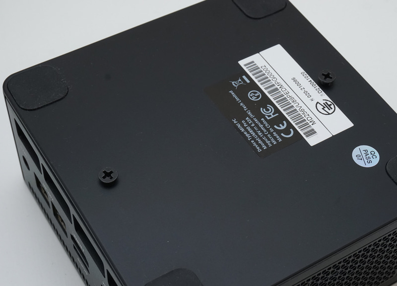 2本の長いネジを、EliteMini UM890 Proの底面にあるネジ穴に固定する。ネジの軸部が若干余るができるがそれでよい