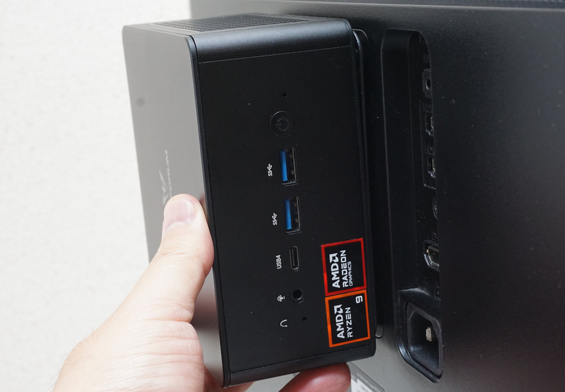 先ほどのネジの頭を、VESAマウント用プレートの穴に挿し込む