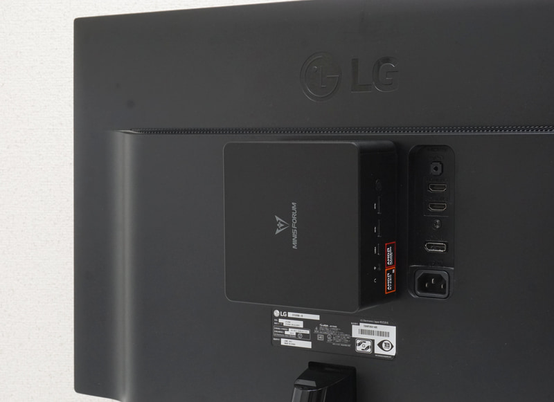 EliteMini UM890 ProをVESAマウントした状態はこちら。インターフェイスは左右から挿す