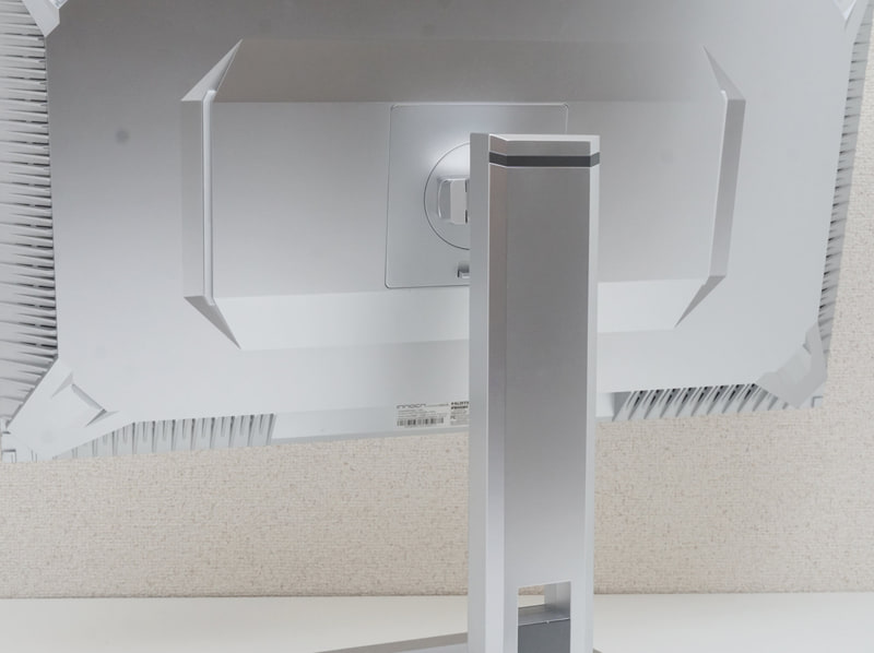 私物のINNOCNの「27M2V」では大型のスタンドユニットを背面から固定しており、VESAマウント穴は見えない状態