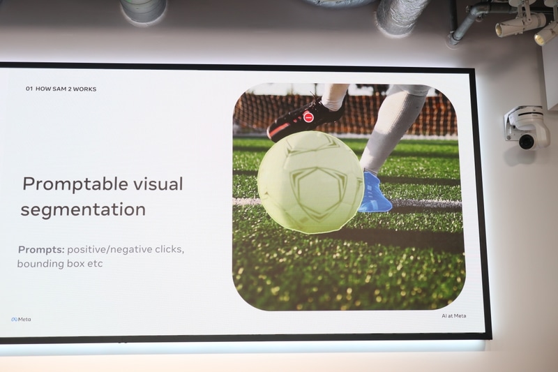 「左足」と「ボール」を認識させ追跡しようとしたところ、脚がボールに隠れるシーンで右足が認識されることもあるが、ワンクリックで非認識化できる