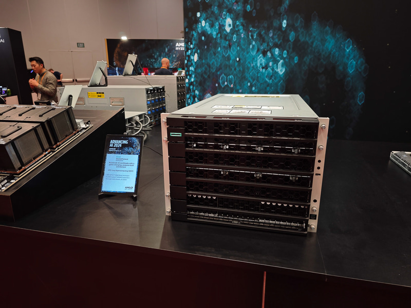 HPEのXD675、MI300X搭載サーバー
