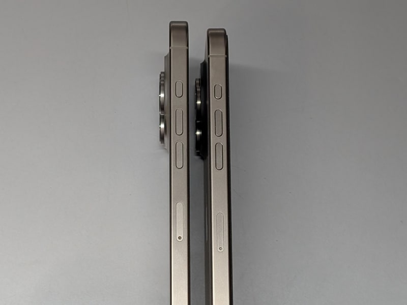 左側面。従来モデルと同じく、音量ボタンの上にアクションボタンが搭載されている