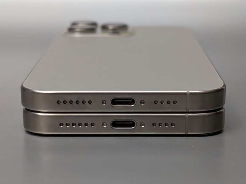 上が本製品、下が従来のiPhone 15 Pro Max。横幅は本製品のほうがわずかに広いことが分かる。ポートはUSB Type-C