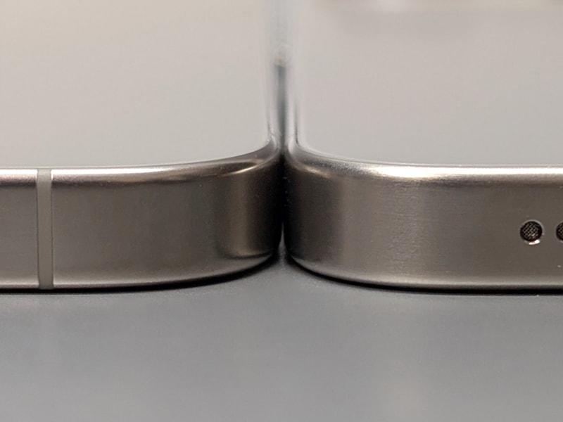 厚みの比較。まったく同一だ