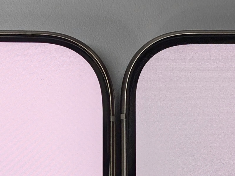 ベゼル幅の比較。左が本製品、右が従来のiPhone 15 Pro Max。わずかに幅が狭くなっているが、こうして実物を並べて比較しなければ分からない