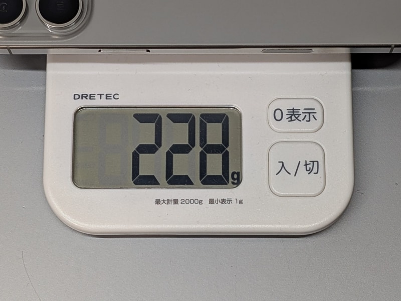 重量は実測228g(SIMカード込)