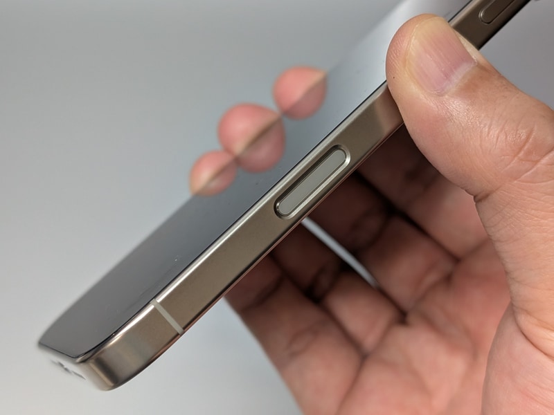 カメラコントロールは表面が凹んでいるため、指が引っかかってストレスになることもない