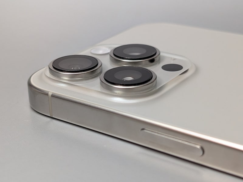 カメラ部の突起はやはり気になるところ