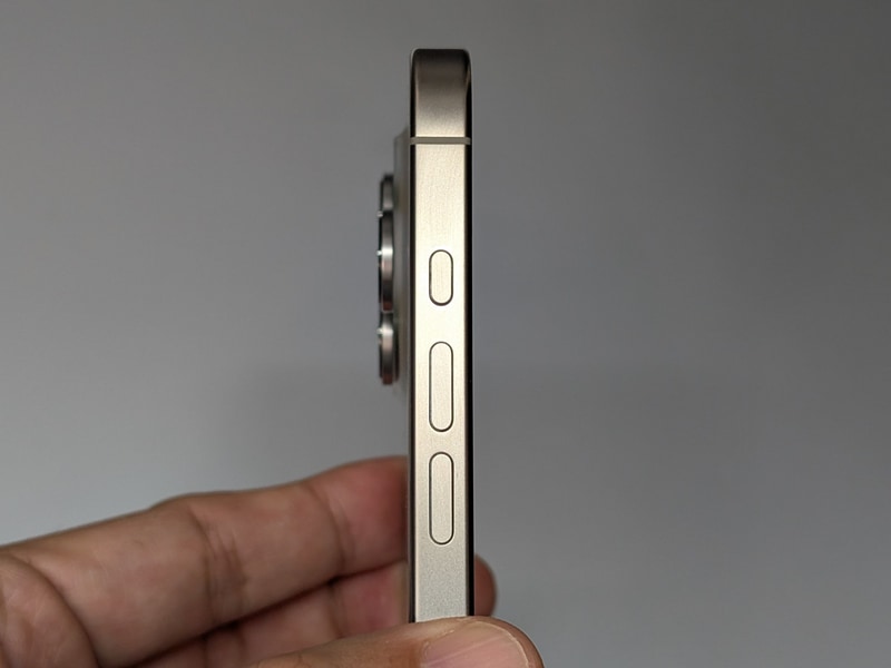 左側面に3つ並ぶボタンのいちばん上がアクションボタン。iPhone 16シリーズ全モデルに搭載されている