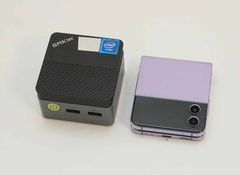 NucBox G5(左)と、Samsung ElectronicsのGgalaxy Z Flip4を並べたところ、底面積はほぼ同じだった