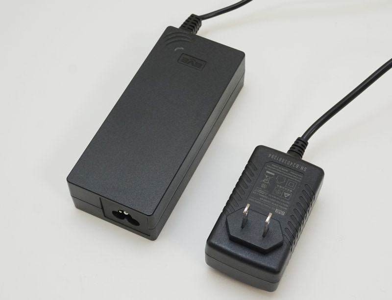 NucBox K8やM7に付属する出力が120WのACアダプタ(左)と、NucBox G5に付属する36WのACアダプタ