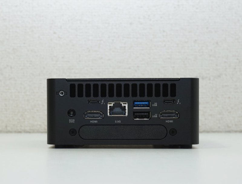 NUC 14 Proでは背面にすべてのディスプレイ出力端子を装備し、デスクトップPCとして使いやすい