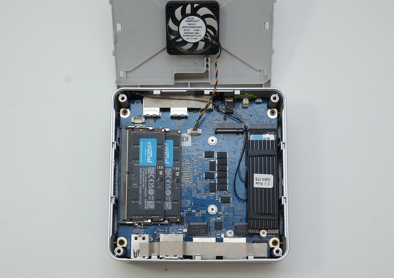 さらに内部プレートを外すと、このようにメモリスロットやM.2スロットにアクセスできる。M.2スロットは2基装備