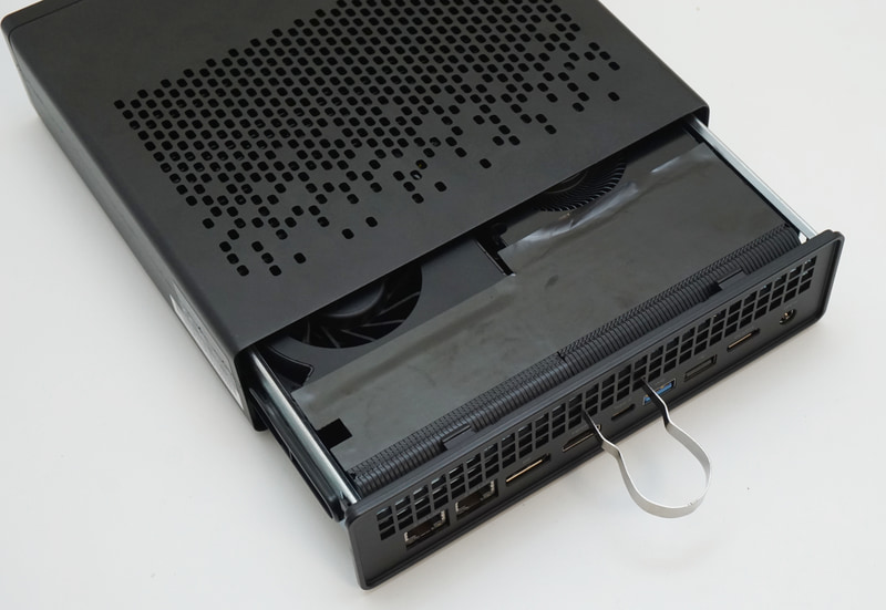 底面のネジを外してから、付属のクリップを使って内部フレームを引き抜く