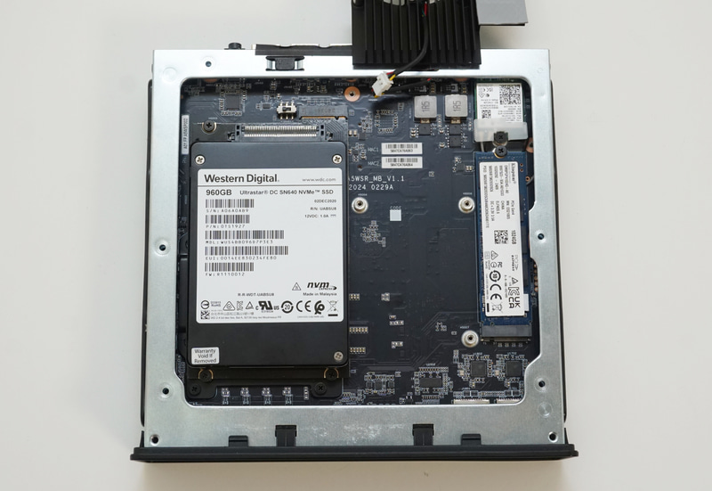 底面方向のM.2スロット。右が変換アダプタを使って取り付けられれたU.2対応SSD、右がWindows 11用のM.2 SSD