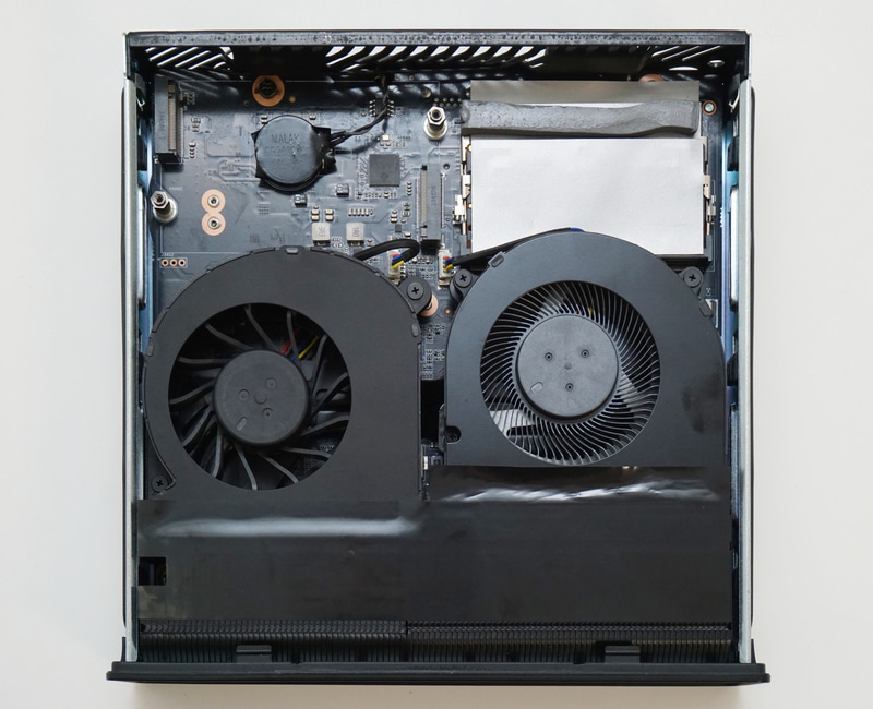 表面のヒートシンクを外したところ。前面(画像では上部)に2基のM.2スロットとメモリスロットを装備する