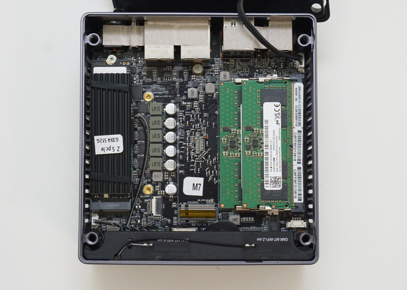 内部プレートを外すとメモリスロットやM.2スロットにアクセスできる。ファンの電源ケーブルに注意しよう