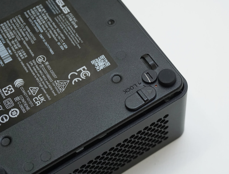 底面のロックを解除し、レバーをずらすと「カチリ」と音がして底面が外れる