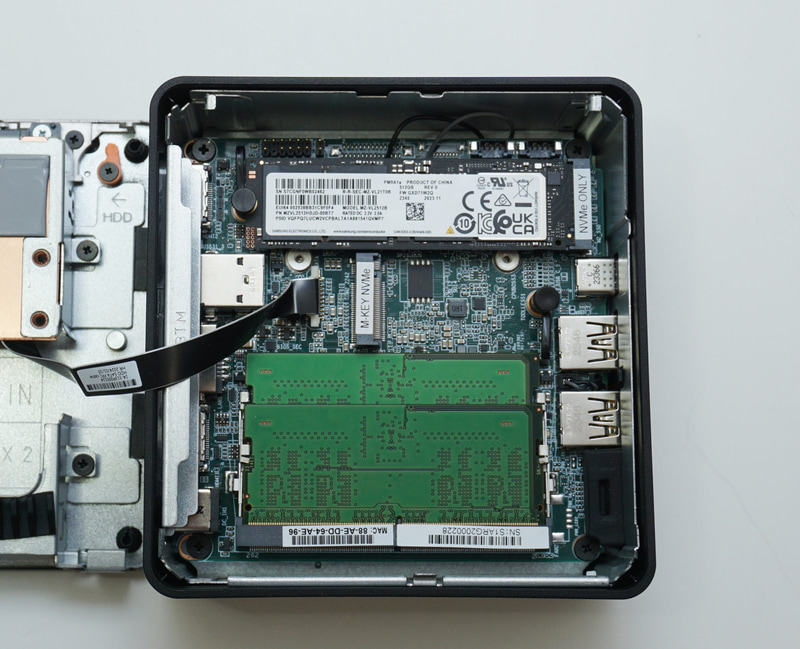 フレキケーブルに注意しながら底面を外すと、メモリスロットとM.2スロットにアクセスできる。空いているM.2スロットは2242サイズなので注意