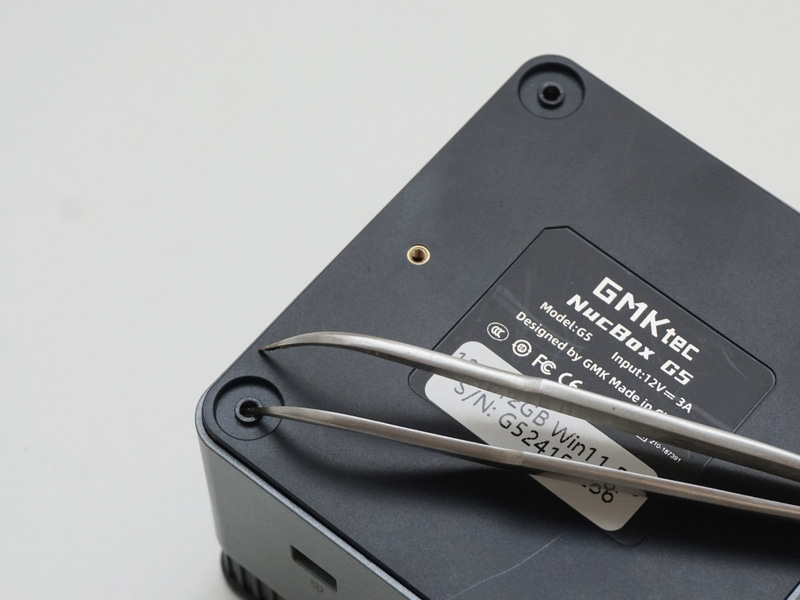 底面とネジ穴の金属部分の隙間に、細いピンを挿して底面を浮き上がらせる感じで作業しよう