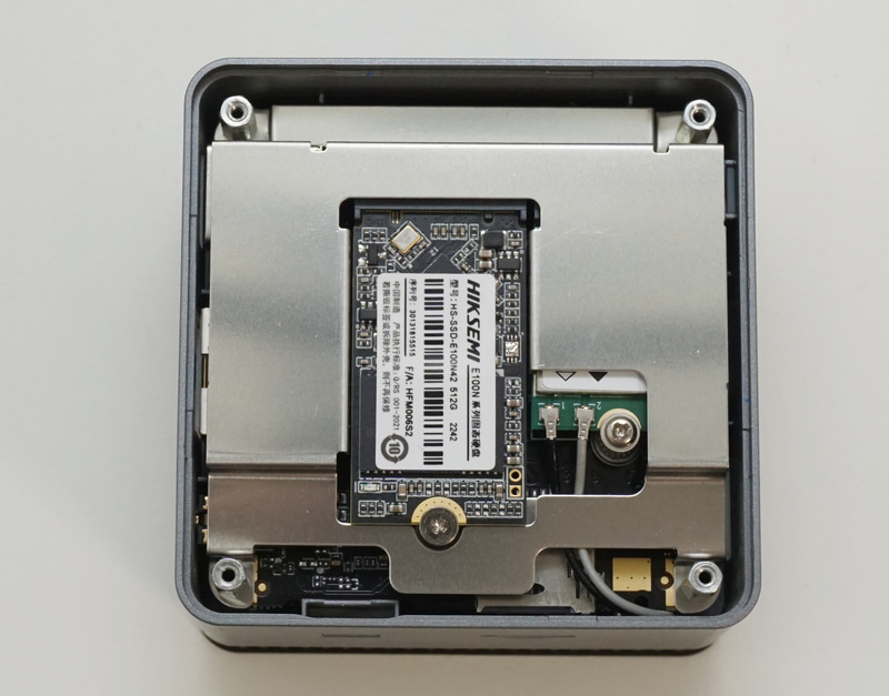 中央にあるのが2242サイズのM.2スロットだ