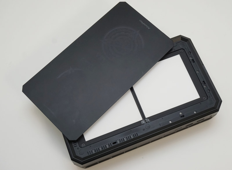 右側板は磁石でくっ付いているだけなので、隙間にツメなどを挿し込んで開くだけでよい