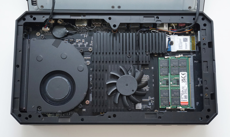 大きめなLEDの発光版は2本のネジで固定されているのでこれも外すと、こんな感じでメモリスロットにアクセスできる