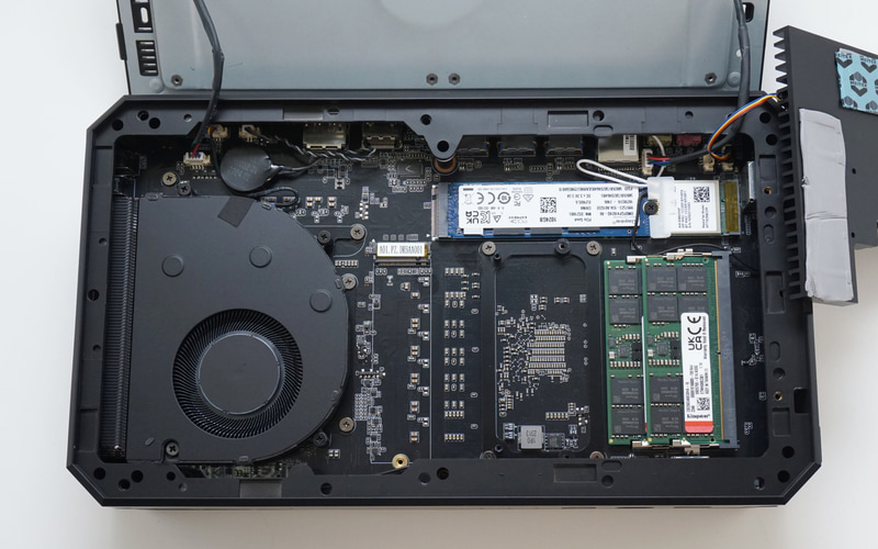 中央のヒートシンクとファンを外すと、2基のM.2スロットにアクセスできるようになる