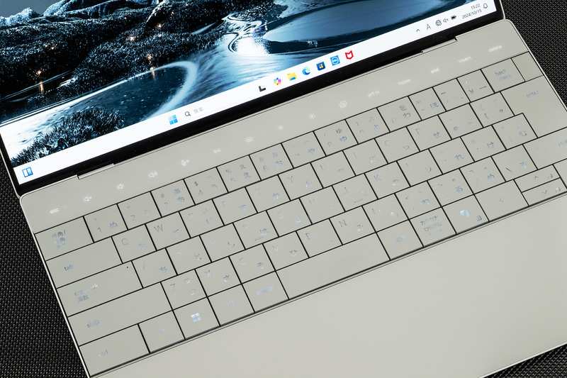 デフォルトはマルチメディアキーがバックライトで浮かび上がる