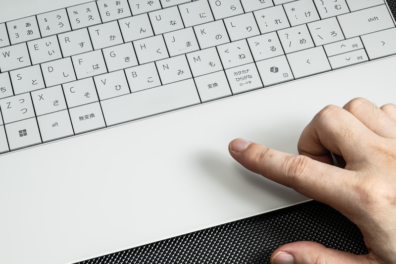 パームレストと一体化し、継ぎ目のないタッチパッド