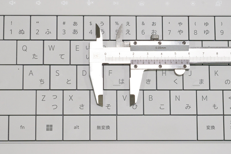 キーピッチは一般的な約19.1mmで、タイプフィーリングにも違和感はない