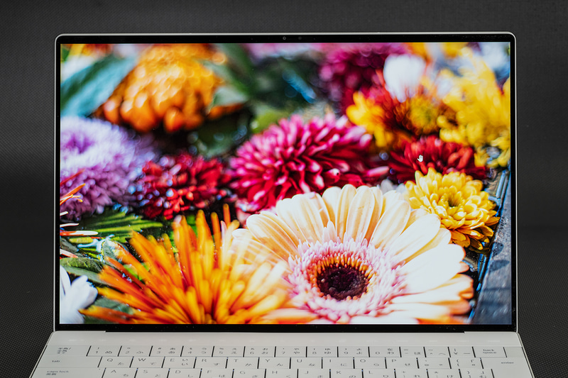 狭額縁の13.4型有機ELタッチパネルディスプレイ