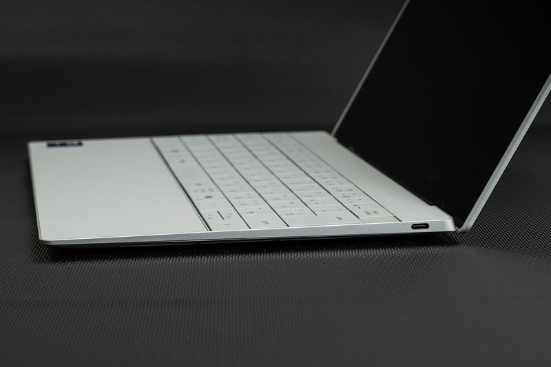 インターフェイスはThunderbolt 4ポートが左右に1つずつ