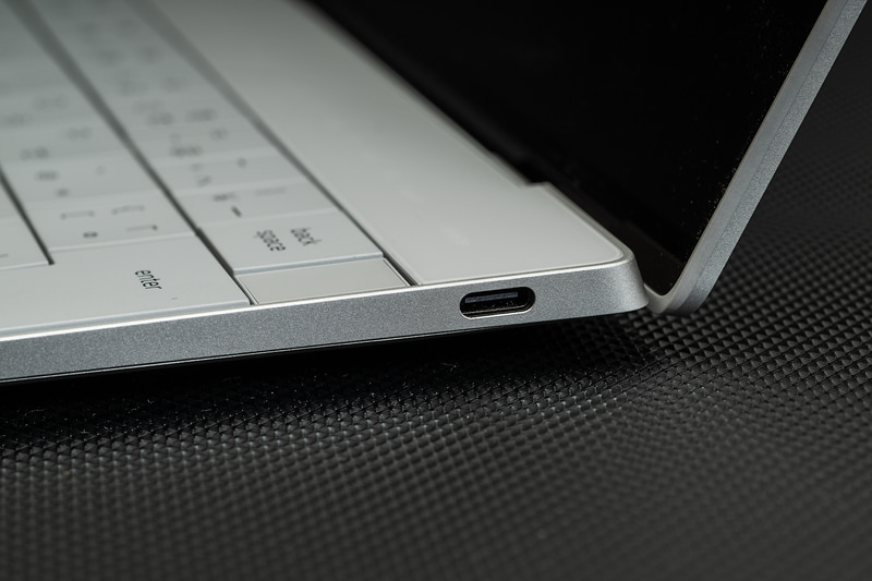 インターフェイスはThunderbolt 4ポートが左右に1つずつ