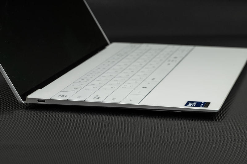 インターフェイスはThunderbolt 4ポートが左右に1つずつ