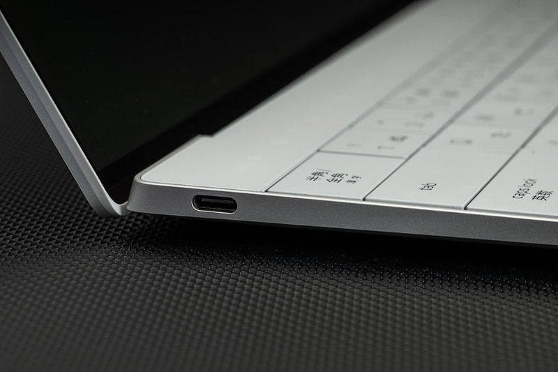 インターフェイスはThunderbolt 4ポートが左右に1つずつ