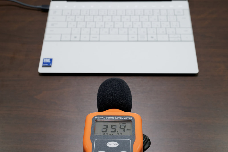 筐体端から20cmの距離でノイズを計測。「静音」設定だと35dBA台でほとんど気にならない