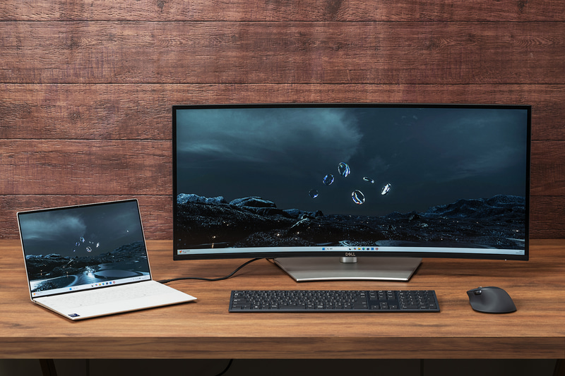 Type-Cケーブル1本をつなぐだけで大画面モニターや周辺機器、有線ネットワークなどをすぐに使えるようになる