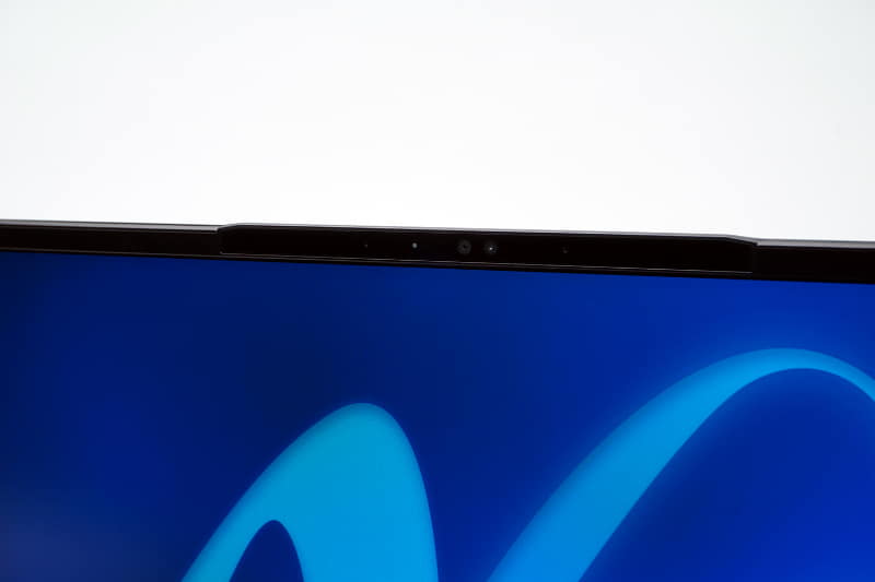 上部には500万画素という高画質のWebカメラを備える