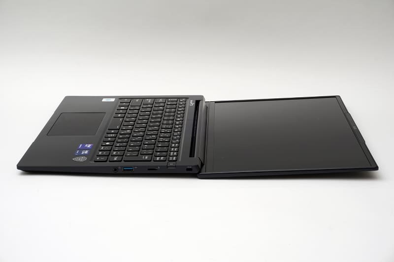 ディスプレイは180度開くのでプレゼンなどにも便利だ