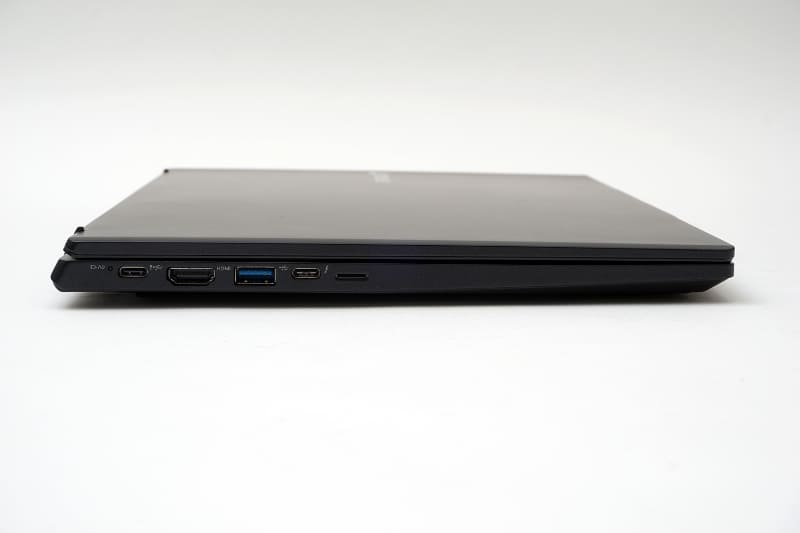 左側面はHDMI出力、USB 3.2 Gen 2 Type-C(USB PD対応)、Thunderbolt 4。SIMスロットもあるが、LTEモジュールのラインナップ追加は2024年中を予定しているという