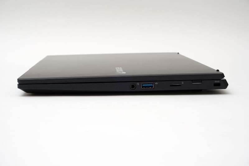 右側面にmicroSDカードスロット、USB 3.2 Gen 1、ヘッドセット端子