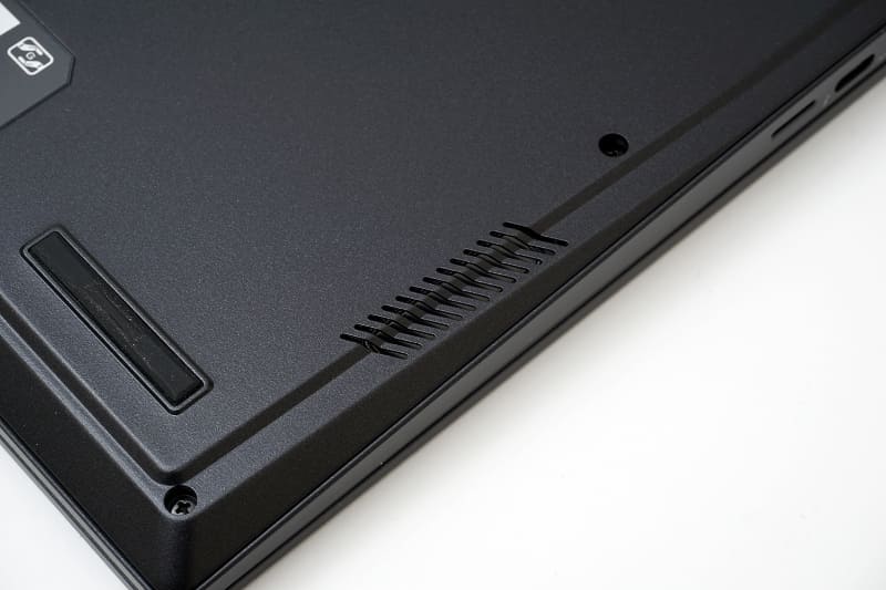 ステレオスピーカーは底面に搭載