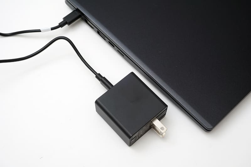ACアダプタは65W出力。付属のType-Cケーブルで充電する